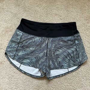 Lululemon Speed up mid-rise lined short 4”, size 6